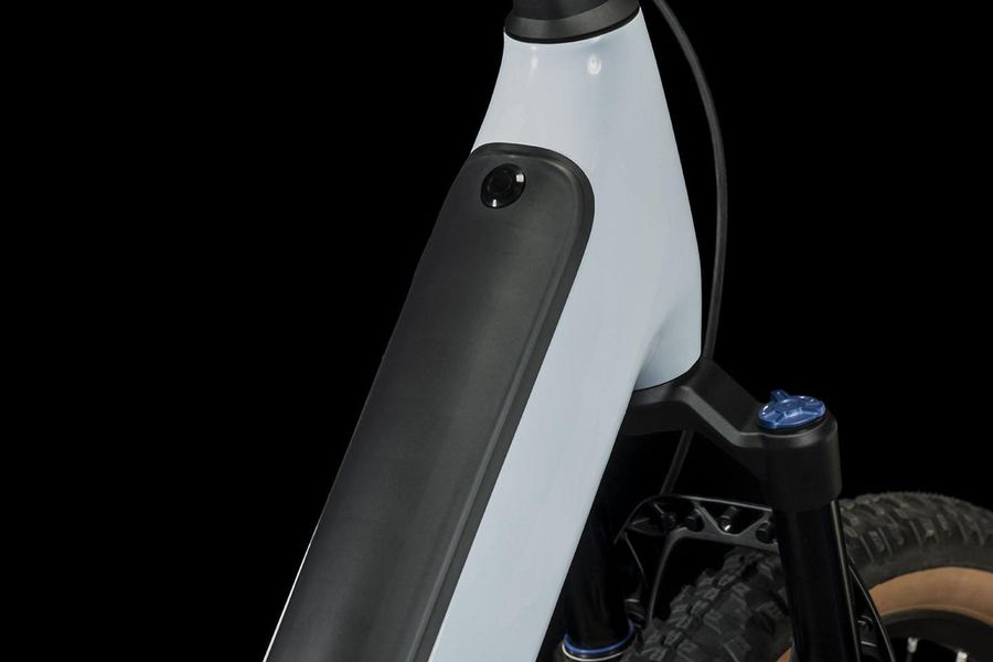 Cube Reaction Hybrid Pro 750 flashwhite’n’black est un VTT électrique semi-rigide haute autonomie vélo électrique