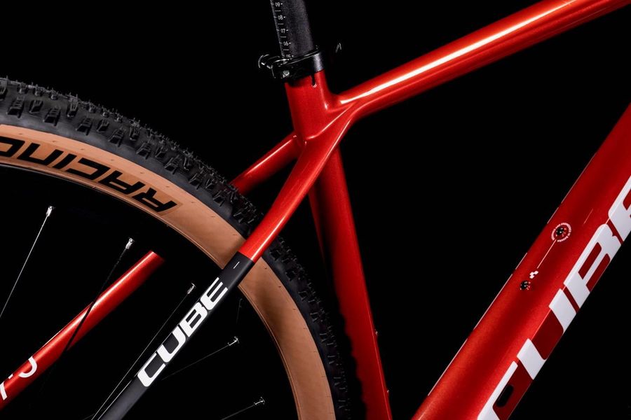 Cube top reaction red