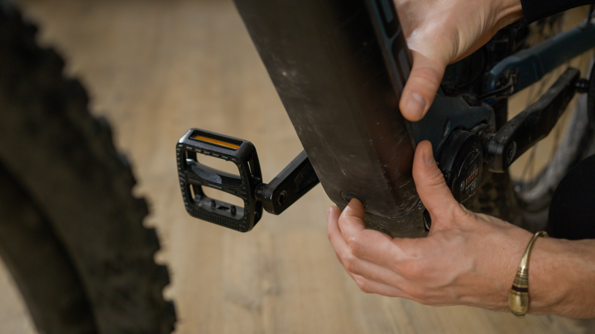 TechHilfe Bosch EBike Akku ausbauen RABE Bike Magazin